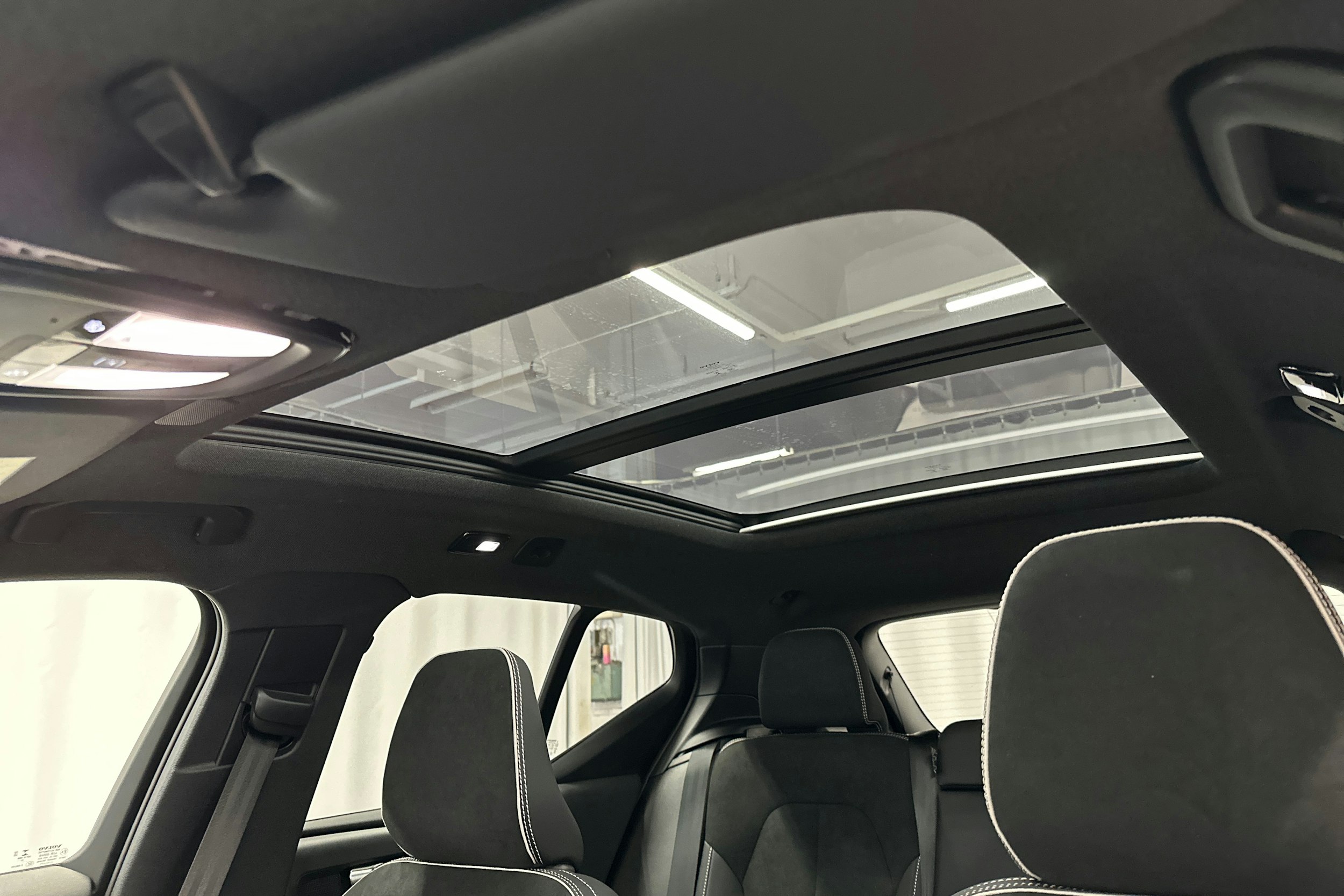 harmaa Volvo XC40 2023 kuva 32.