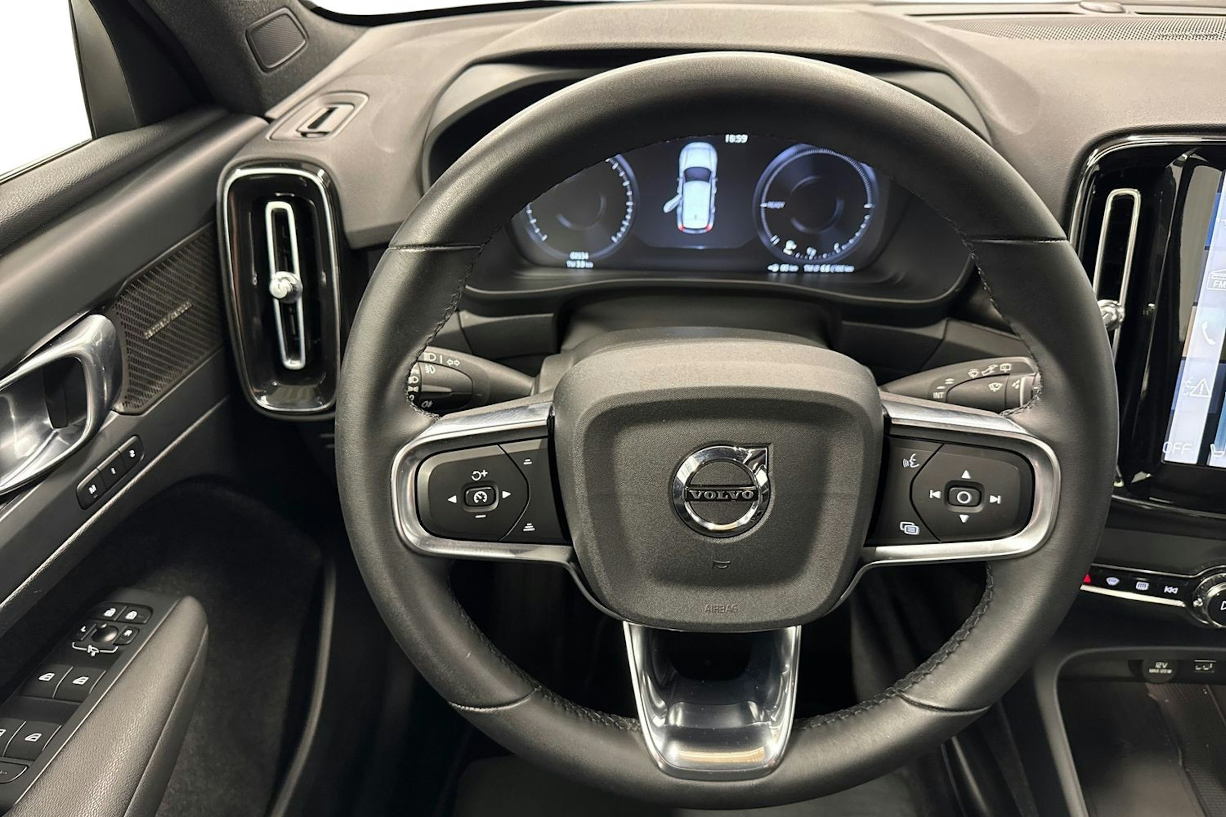 musta Volvo XC40 2023 kuva 9.