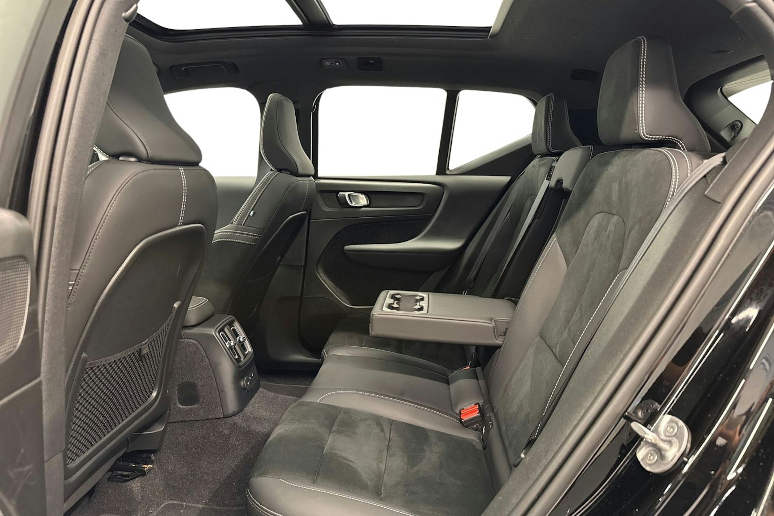 musta Volvo XC40 2023 kuva 10.