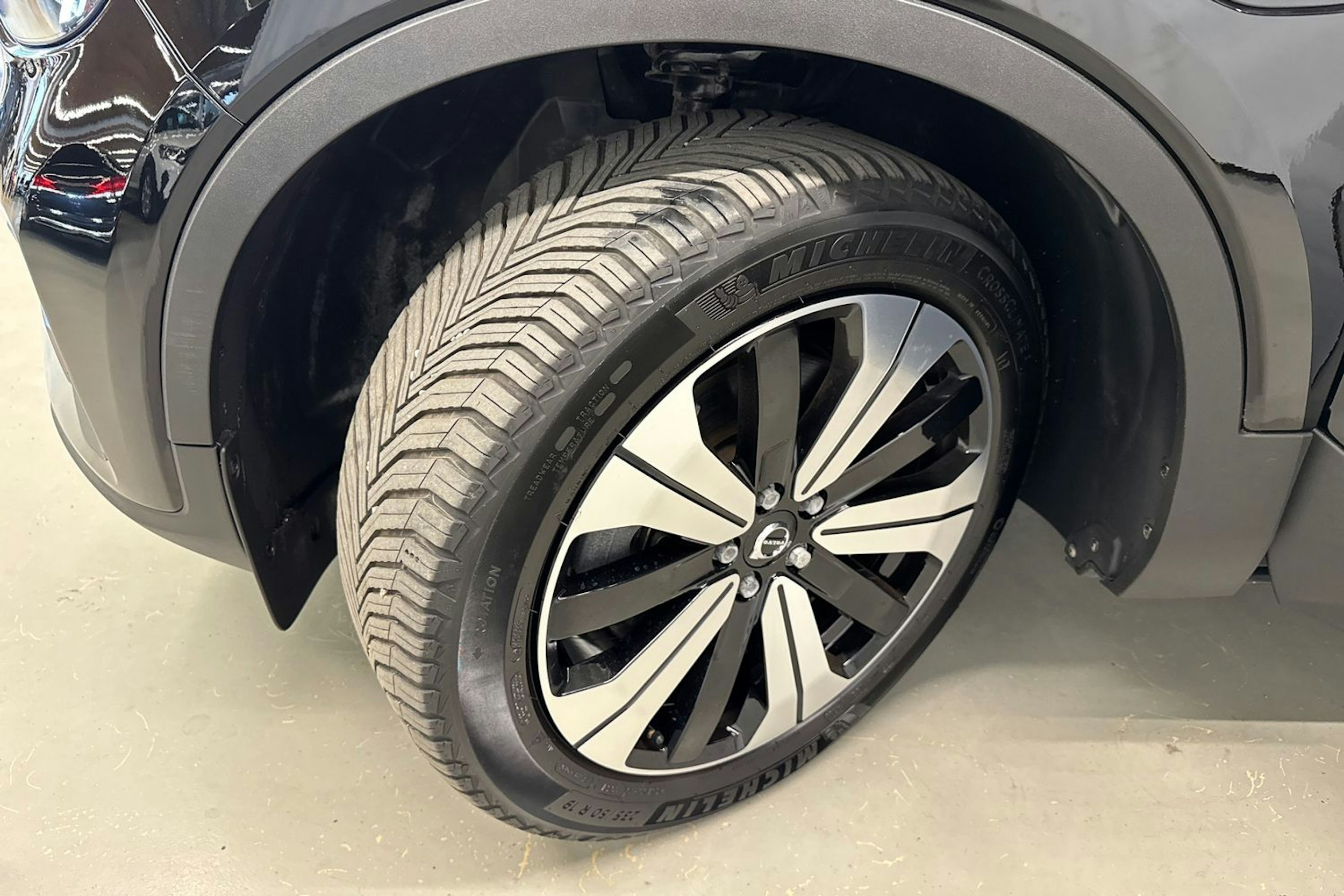 musta Volvo XC40 2023 kuva 13.