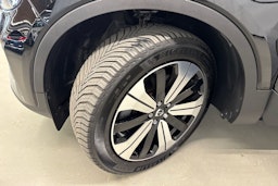 musta Volvo XC40 2023 kuva 13.