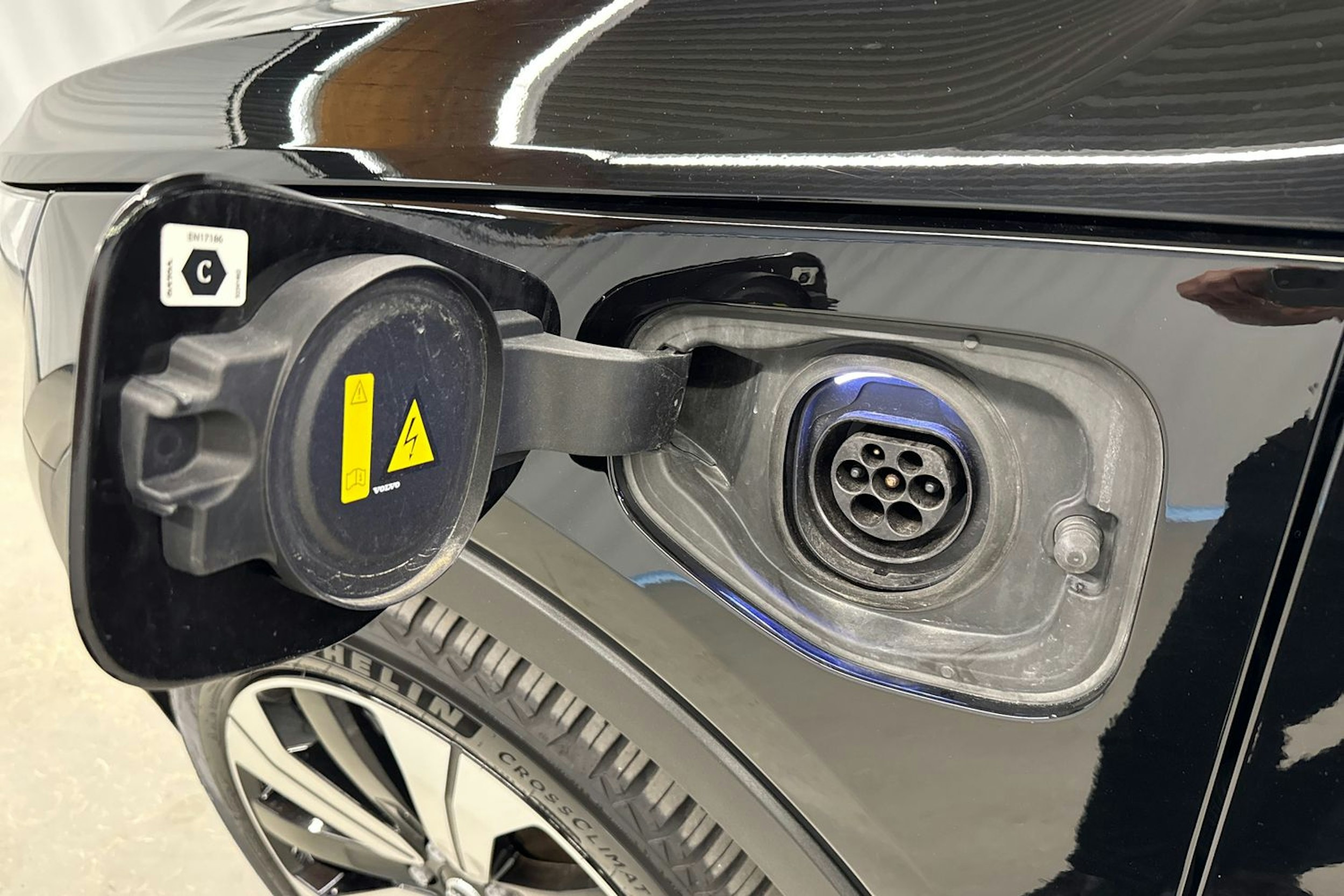 musta Volvo XC40 2023 kuva 14.
