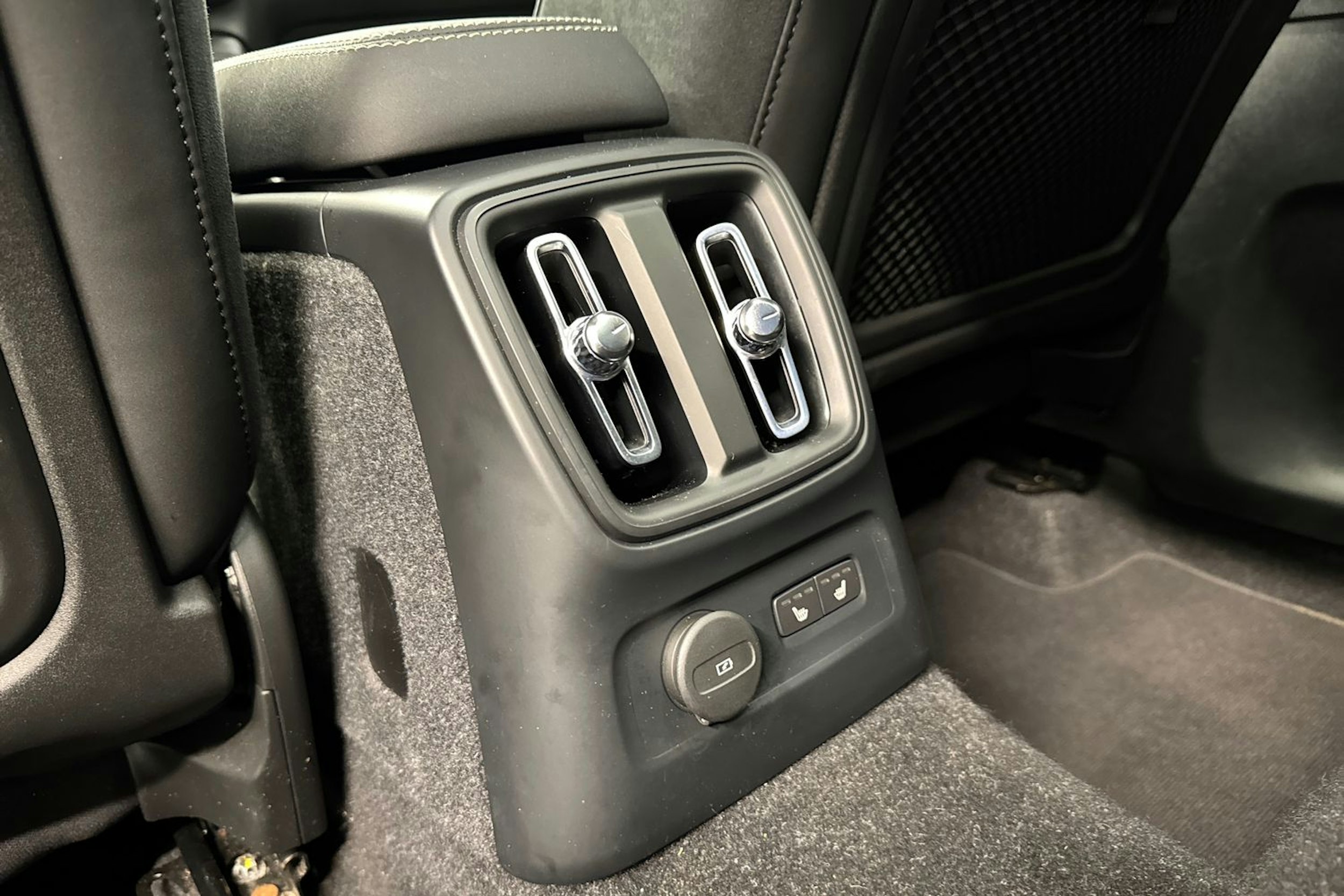 musta Volvo XC40 2023 kuva 15.