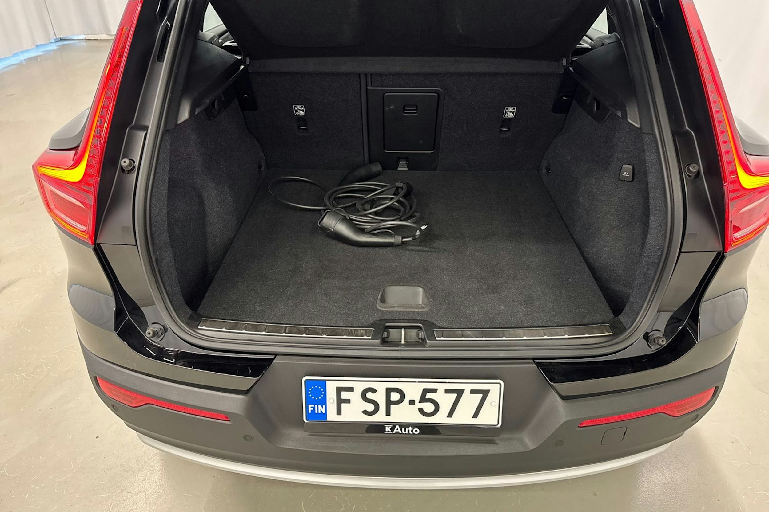 musta Volvo XC40 2023 kuva 16.
