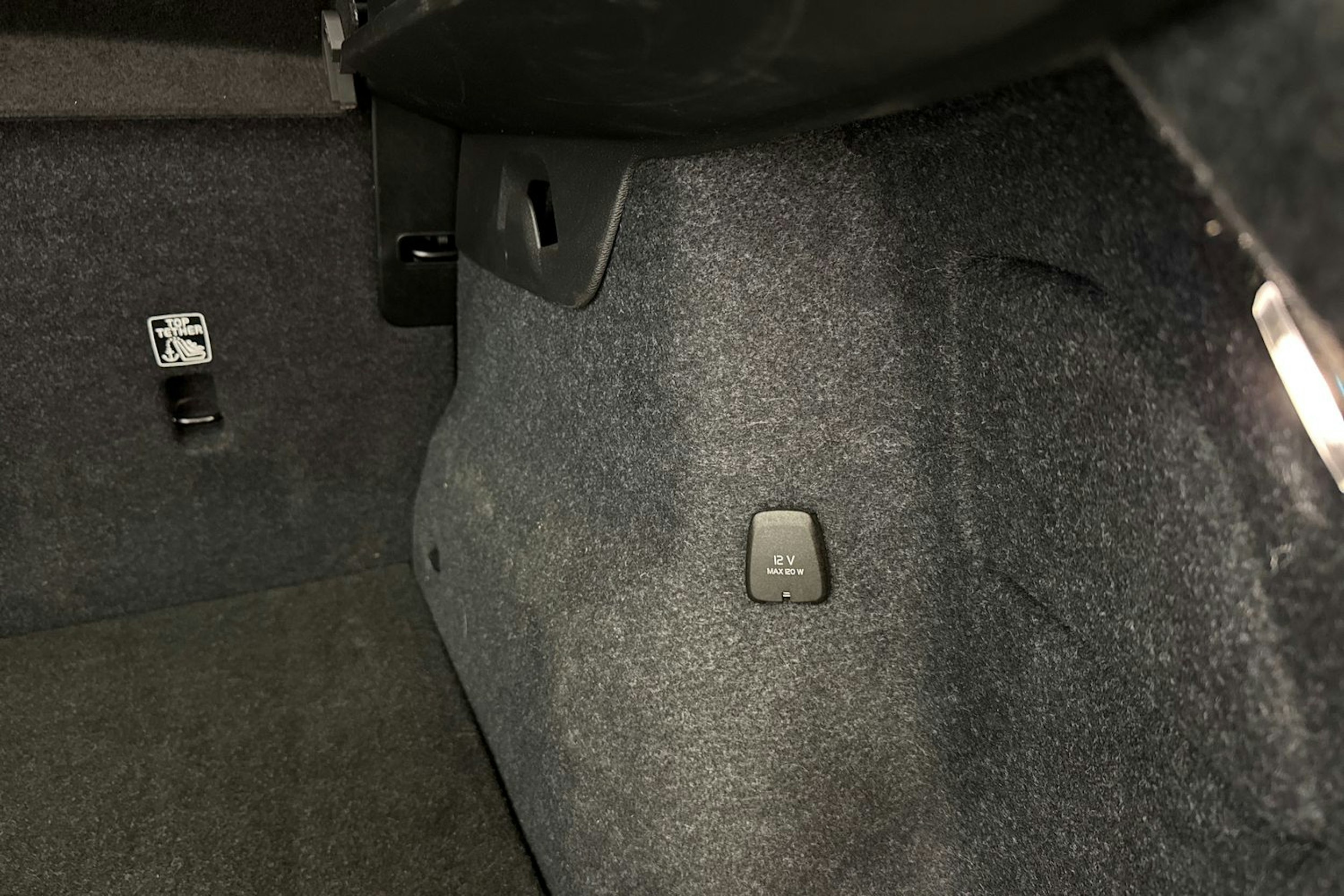 musta Volvo XC40 2023 kuva 18.