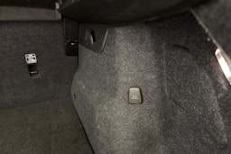 musta Volvo XC40 2023 kuva 18.