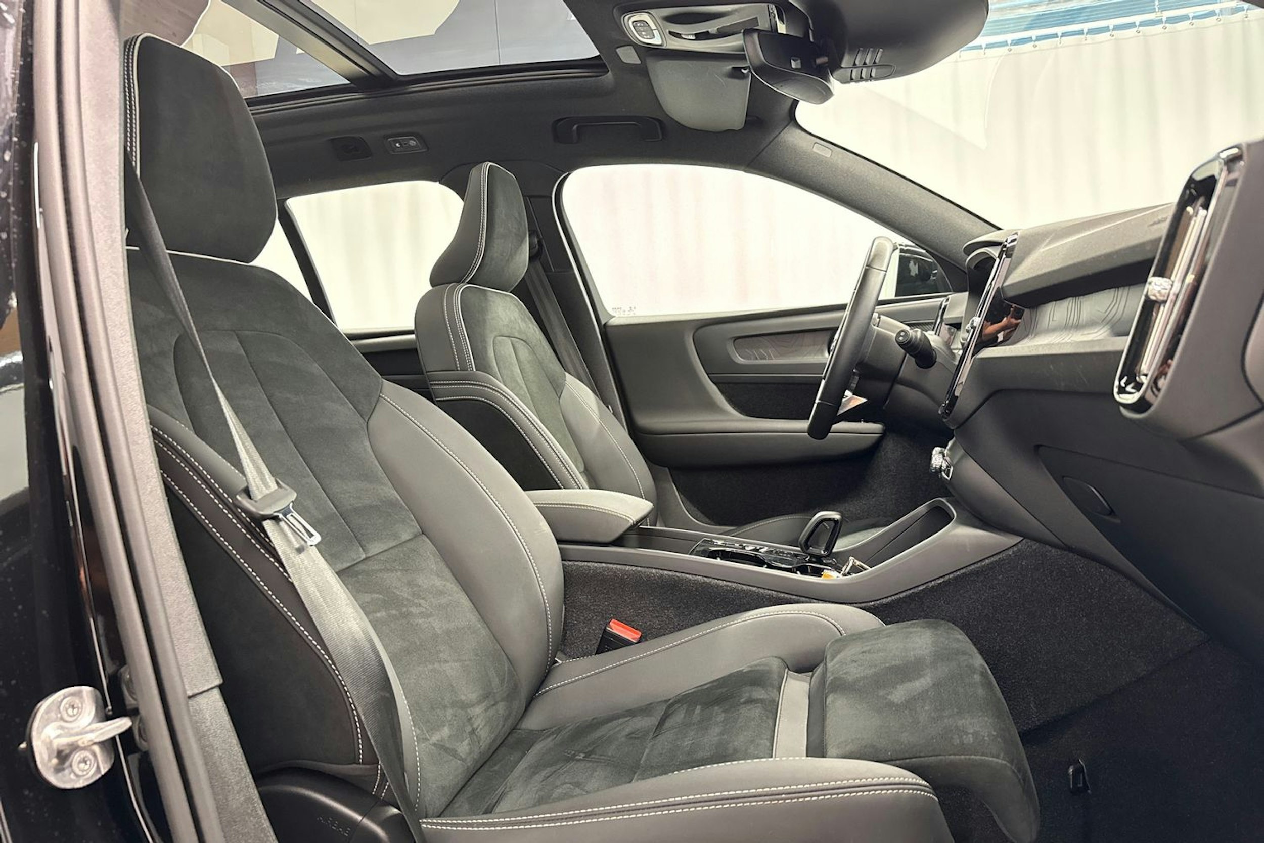 musta Volvo XC40 2023 kuva 19.