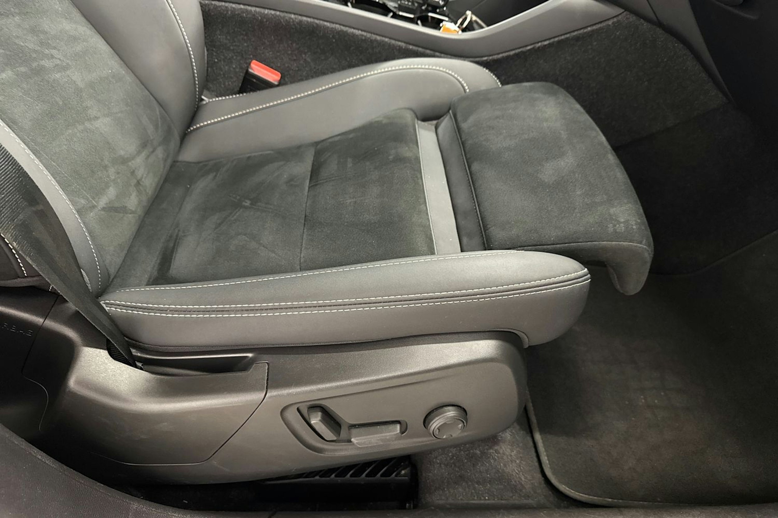 musta Volvo XC40 2023 kuva 20.