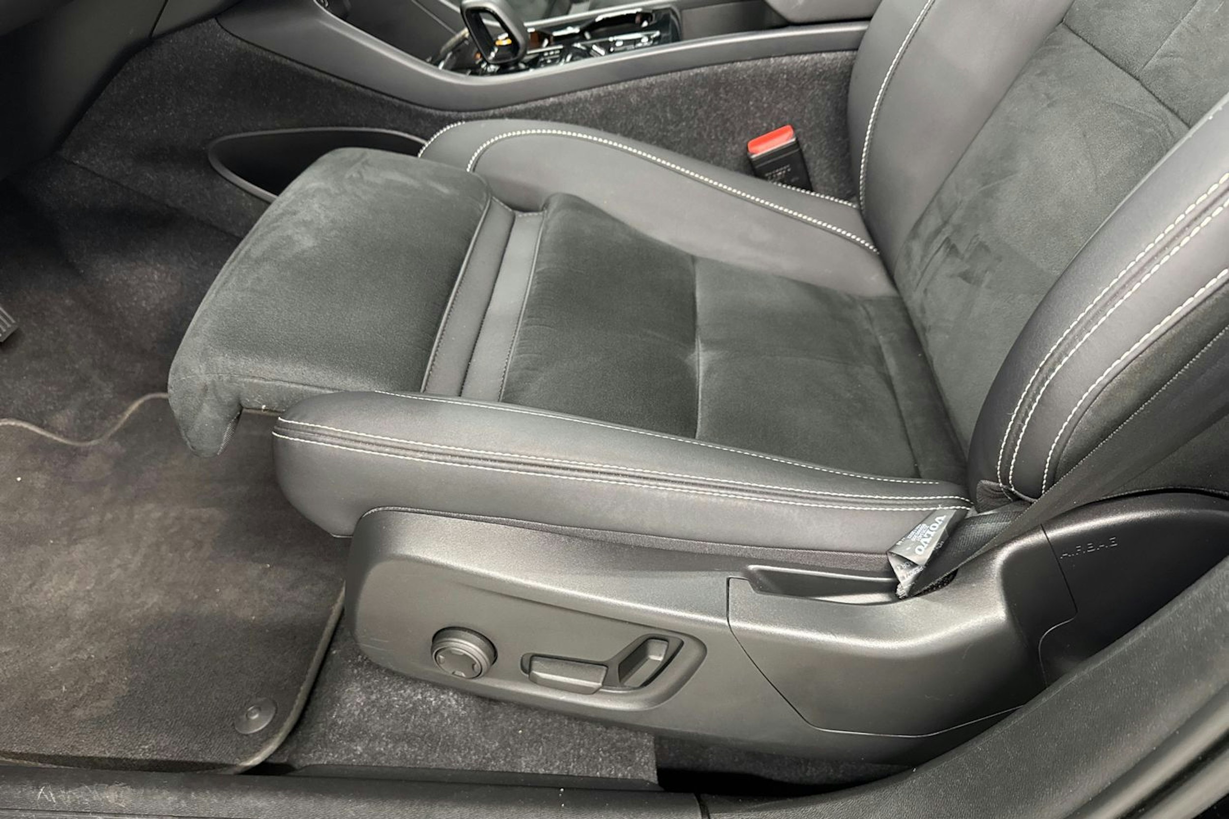 musta Volvo XC40 2023 kuva 21.