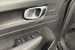 musta Volvo XC40 2023 kuva 22.