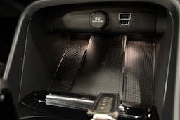 musta Volvo XC40 2023 kuva 25.