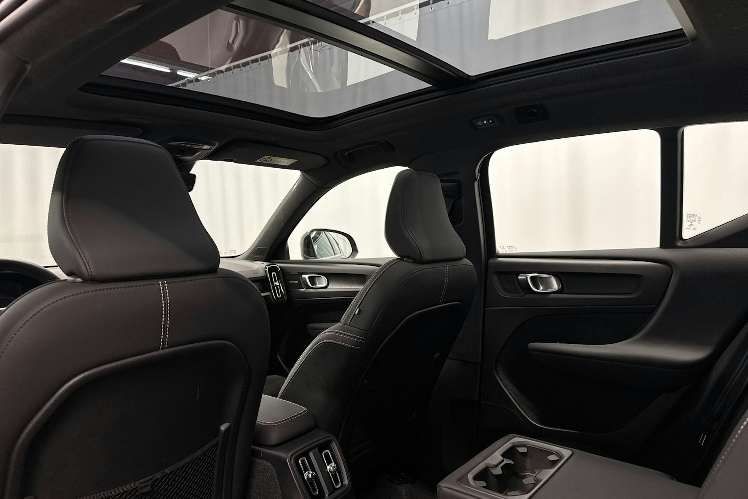 musta Volvo XC40 2023 kuva 26.