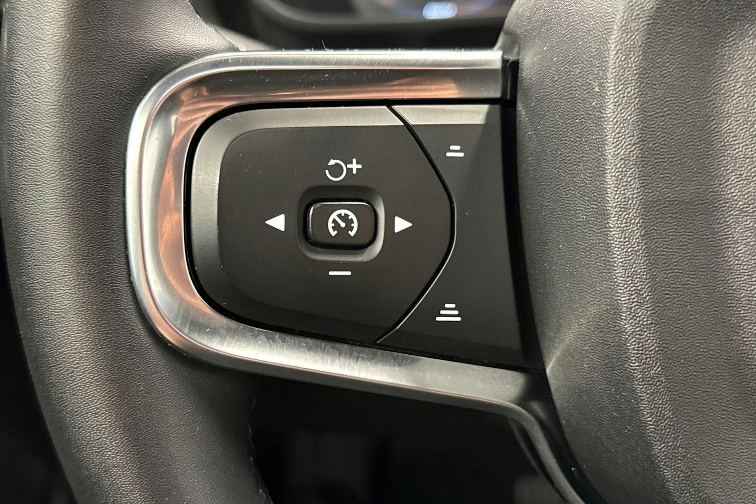 musta Volvo XC40 2023 kuva 28.