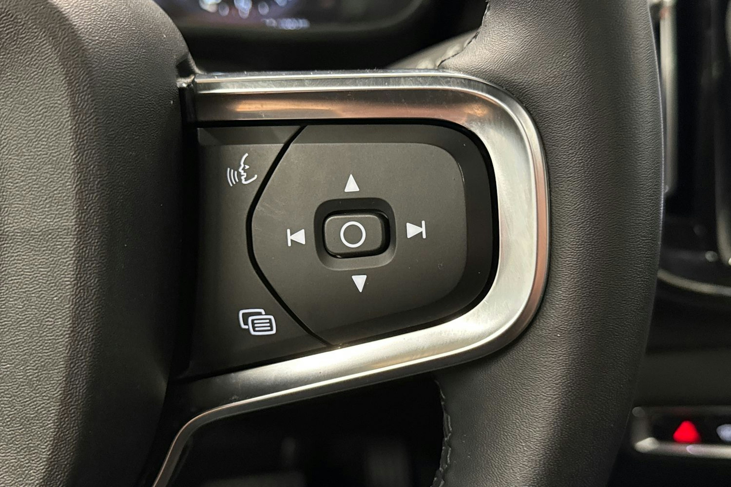 musta Volvo XC40 2023 kuva 29.