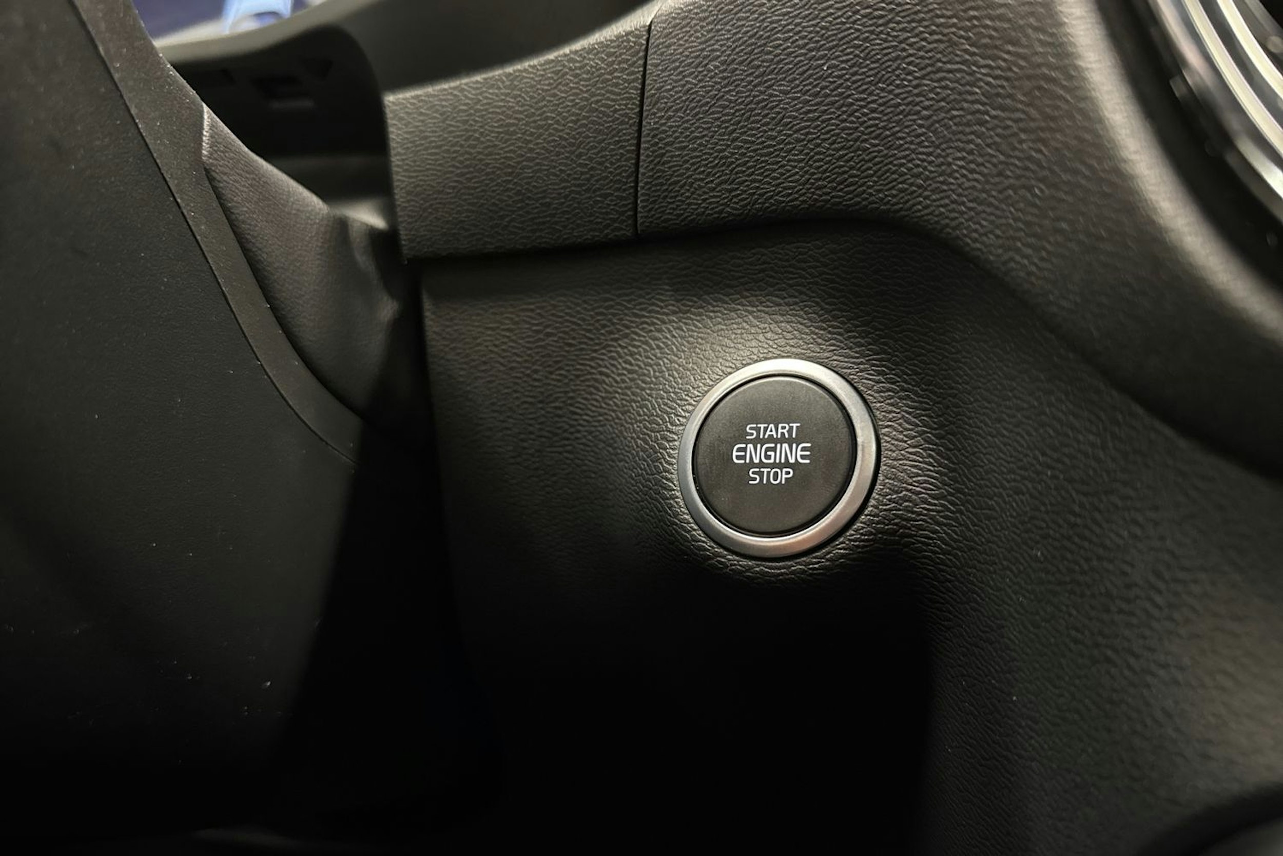 musta Volvo XC40 2023 kuva 33.
