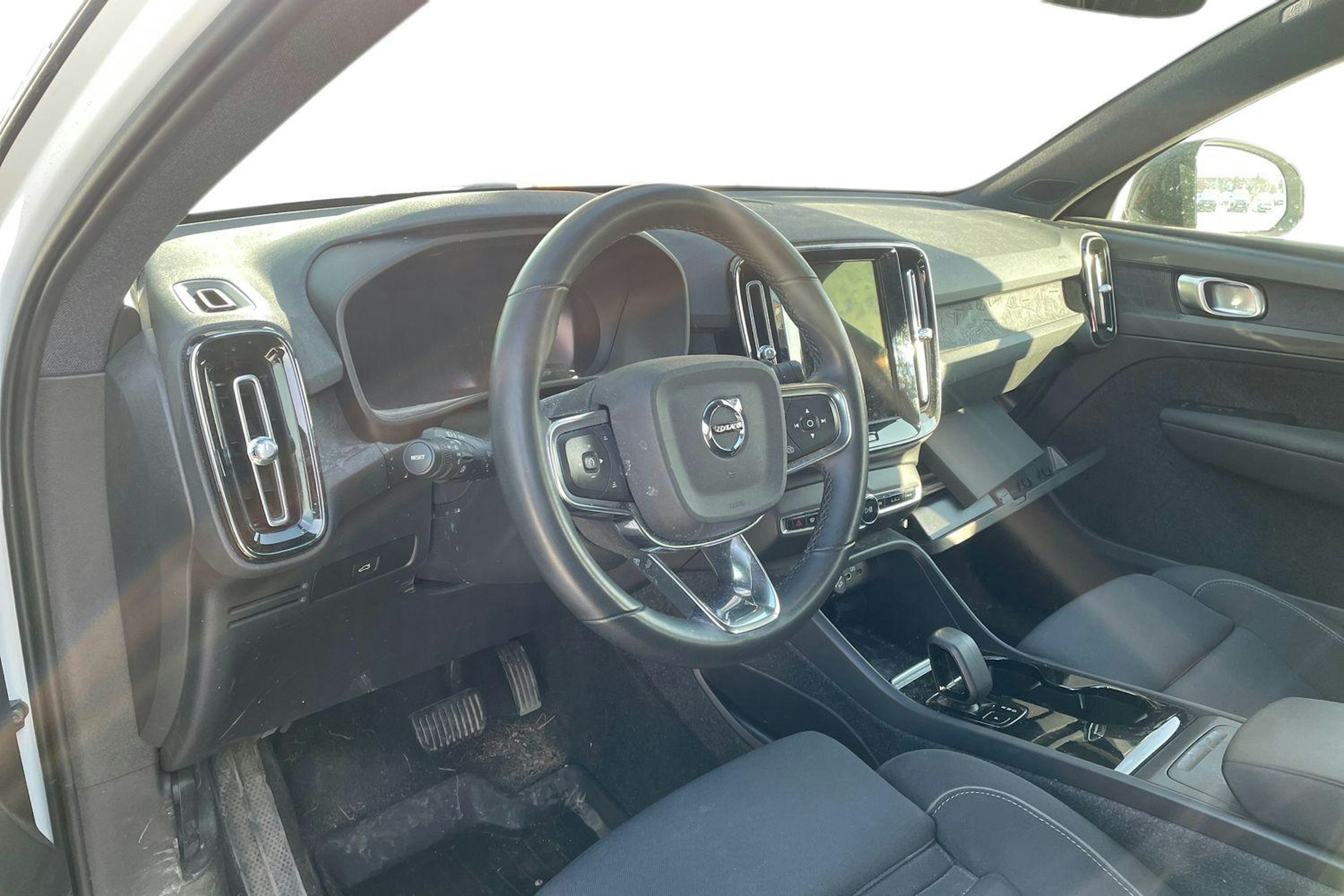 valkoinen Volvo XC40 2023 kuva 3.