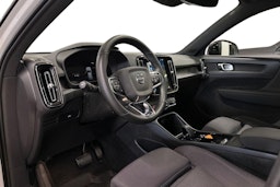 valkoinen Volvo XC40 2023 kuva 7.