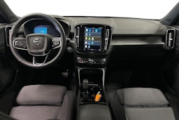 valkoinen Volvo XC40 2023 kuva 9.