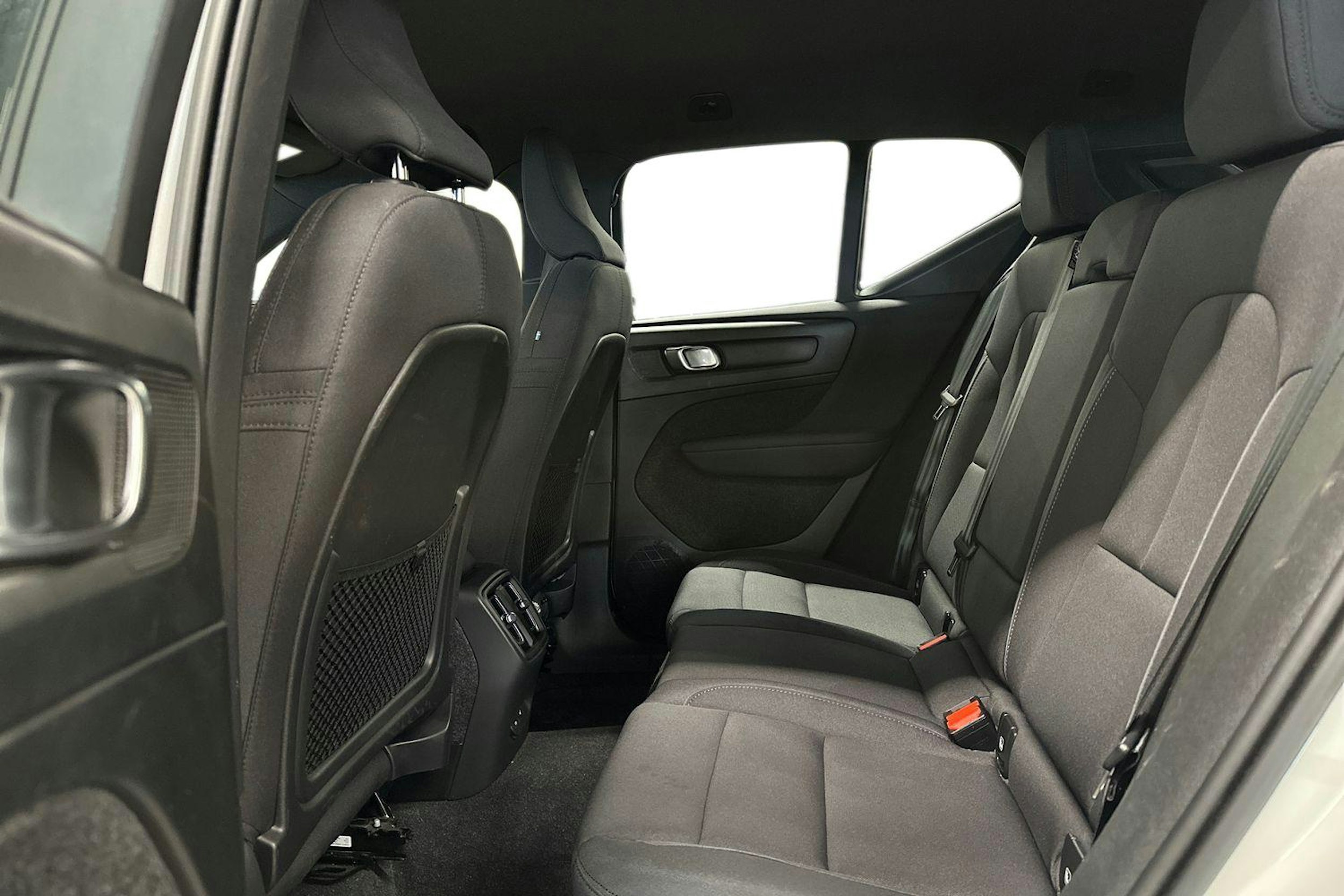 valkoinen Volvo XC40 2023 kuva 10.