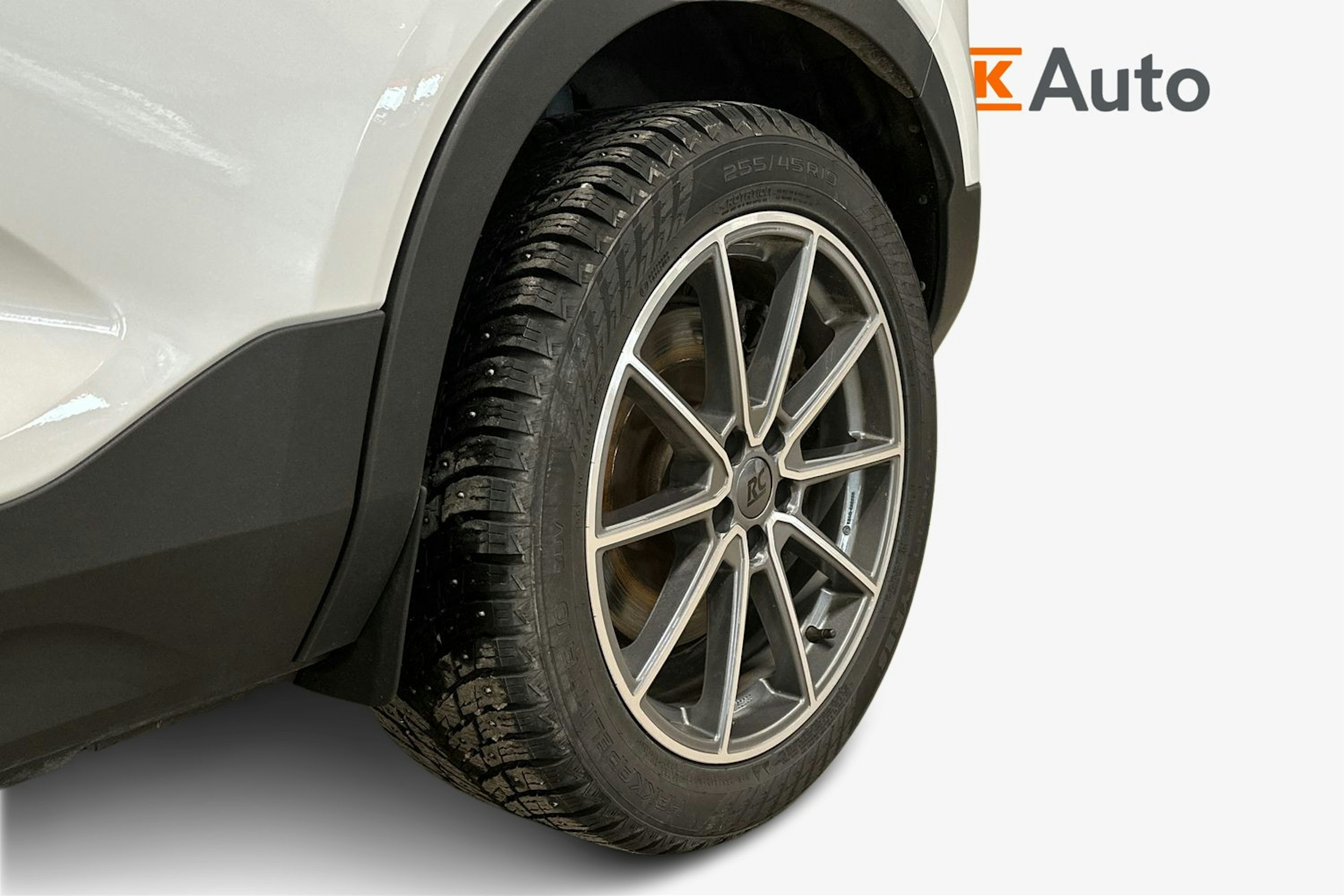 valkoinen Volvo XC40 2023 kuva 11.