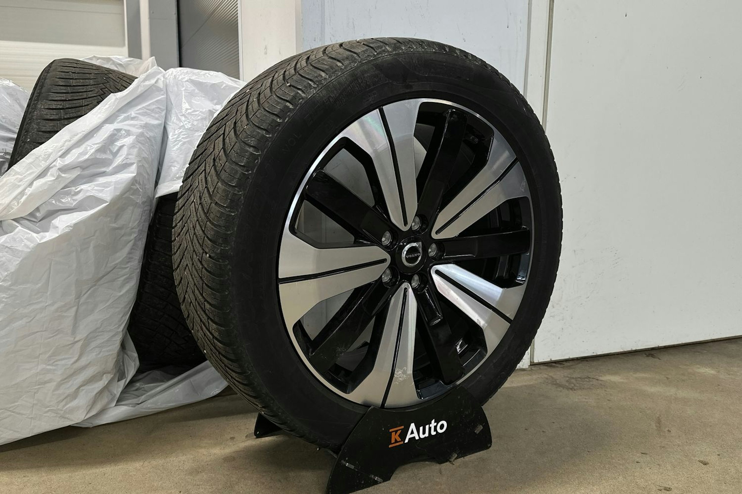 valkoinen Volvo XC40 2023 kuva 13.