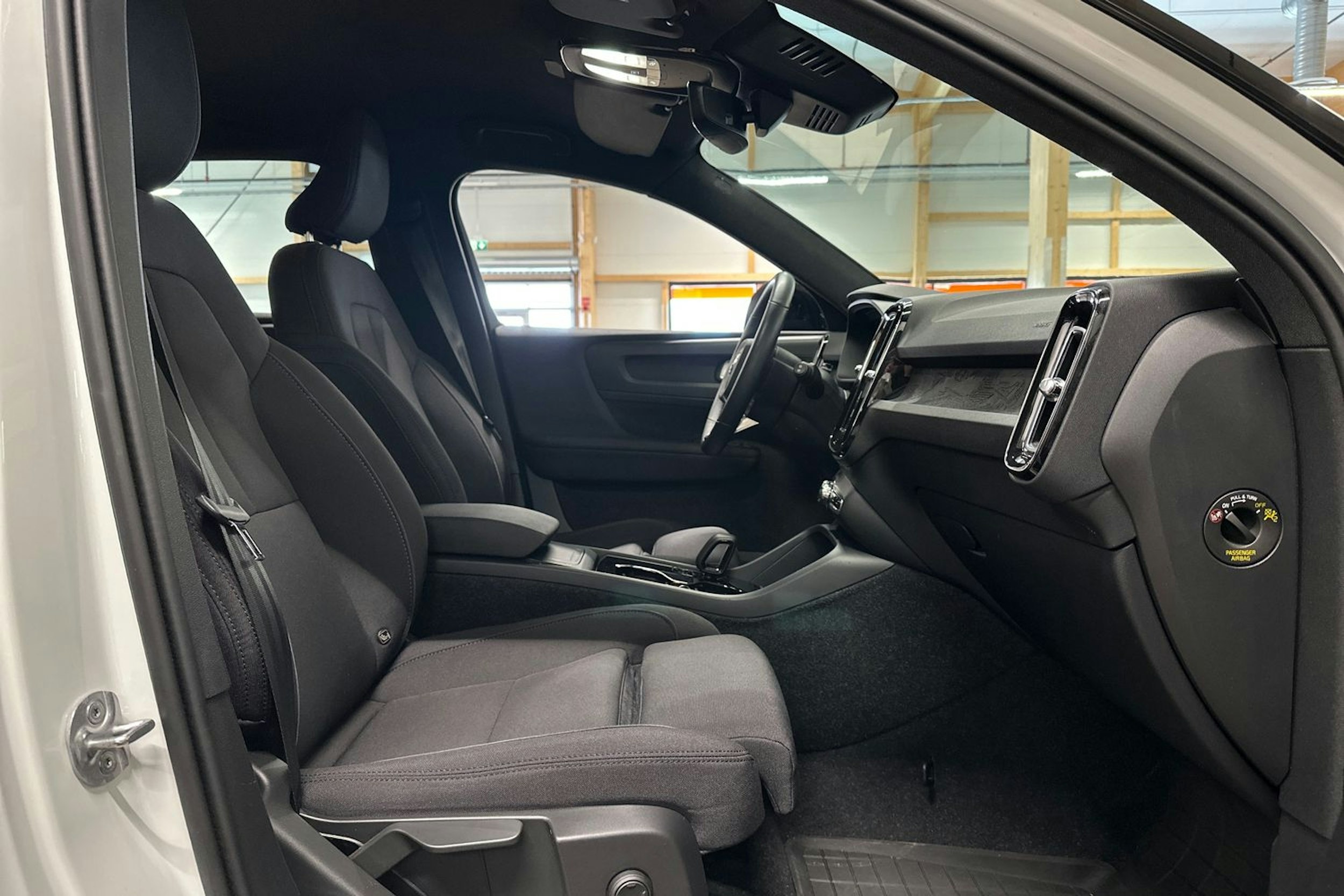 valkoinen Volvo XC40 2023 kuva 14.