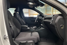 valkoinen Volvo XC40 2023 kuva 14.