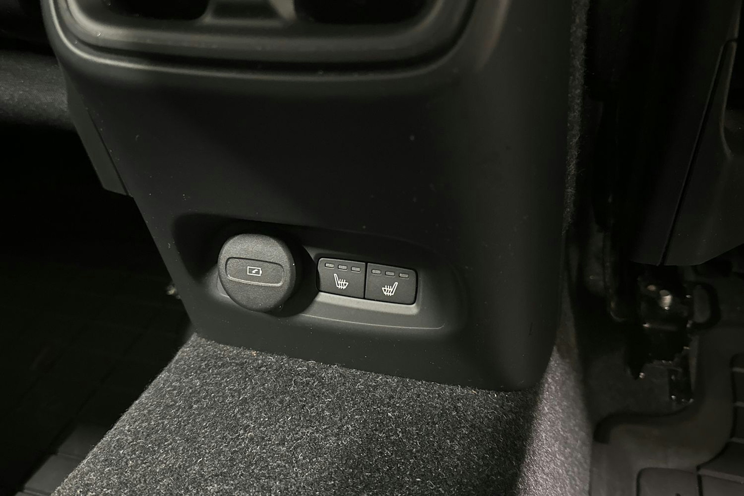 valkoinen Volvo XC40 2023 kuva 15.