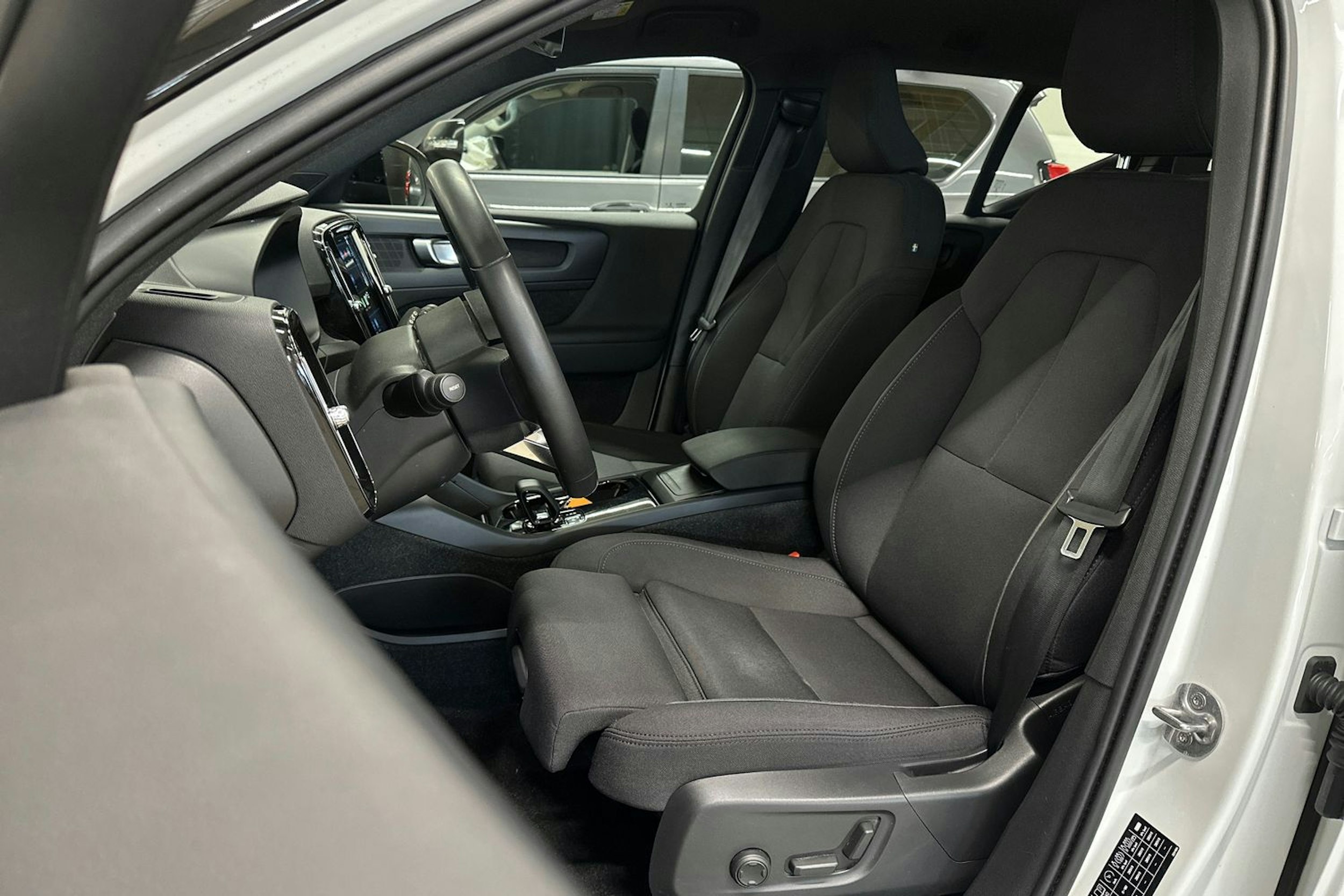 valkoinen Volvo XC40 2023 kuva 16.