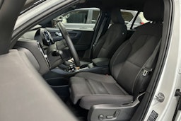 valkoinen Volvo XC40 2023 kuva 16.