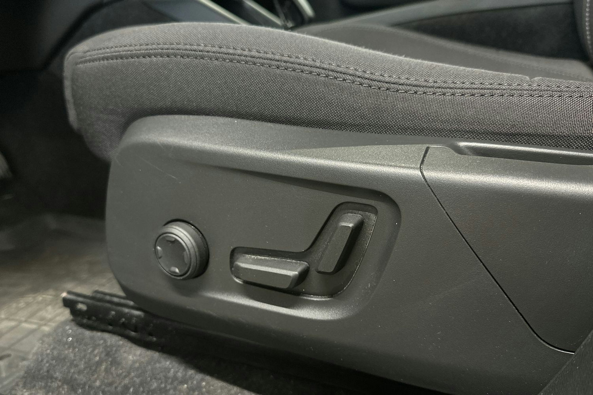 valkoinen Volvo XC40 2023 kuva 17.