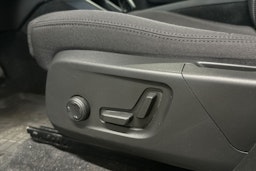 valkoinen Volvo XC40 2023 kuva 17.