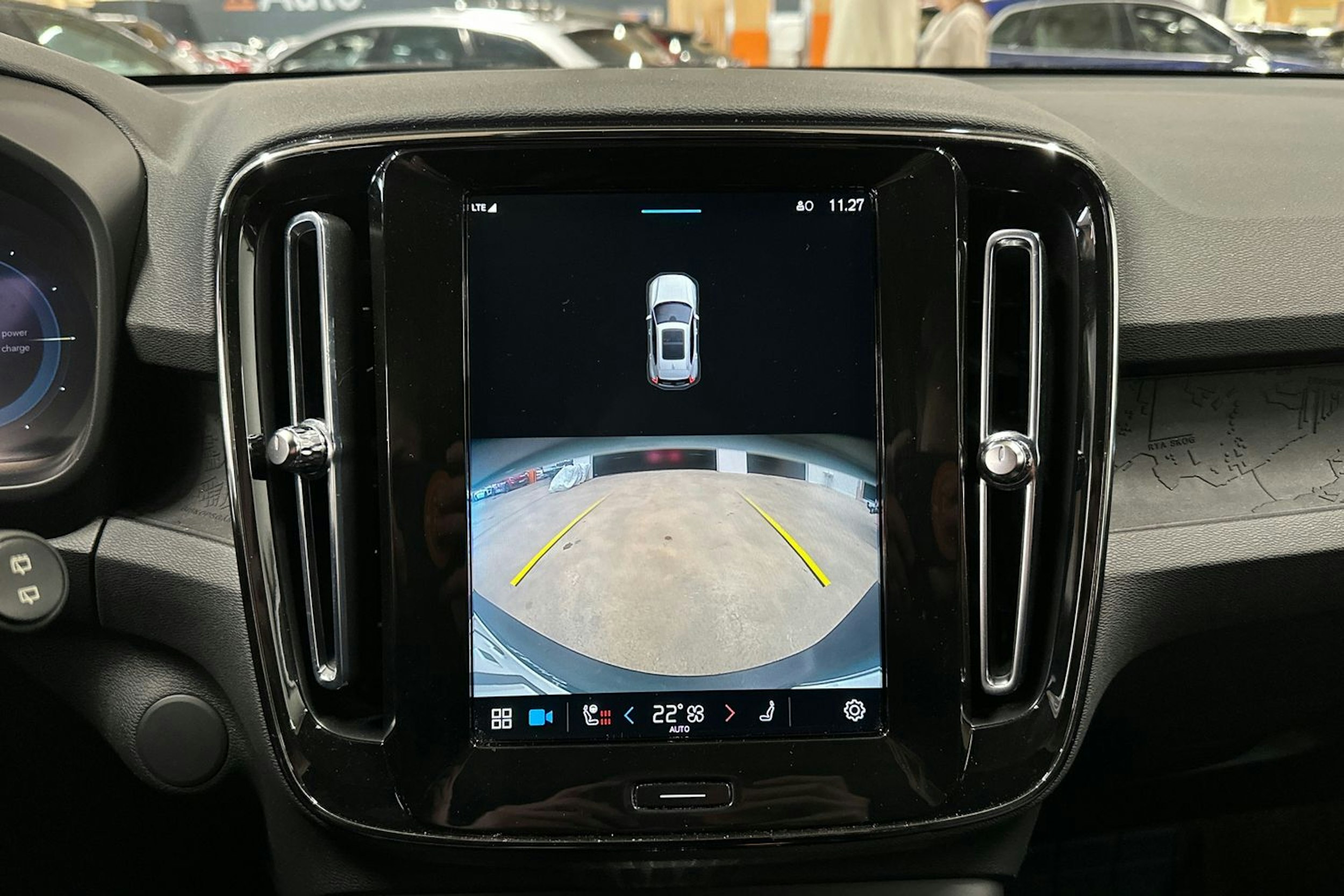 valkoinen Volvo XC40 2023 kuva 18.