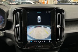 valkoinen Volvo XC40 2023 kuva 18.