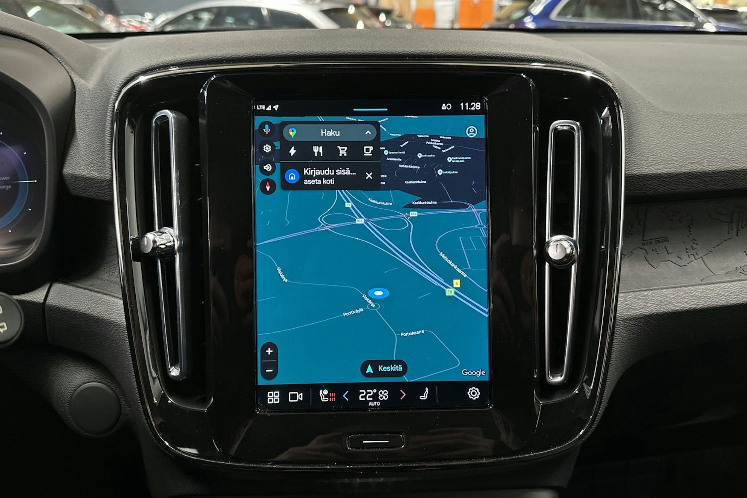 valkoinen Volvo XC40 2023 kuva 19.