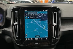 valkoinen Volvo XC40 2023 kuva 19.