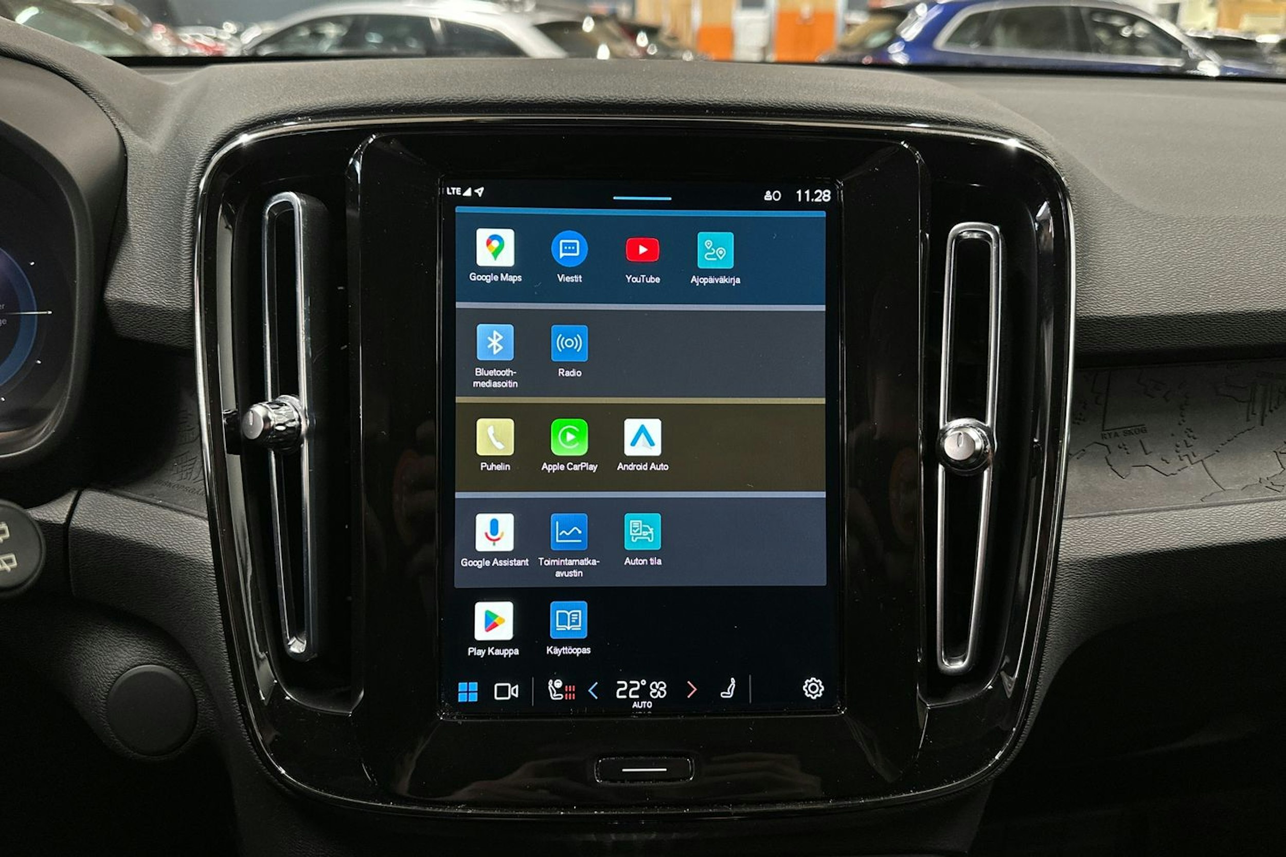 valkoinen Volvo XC40 2023 kuva 20.