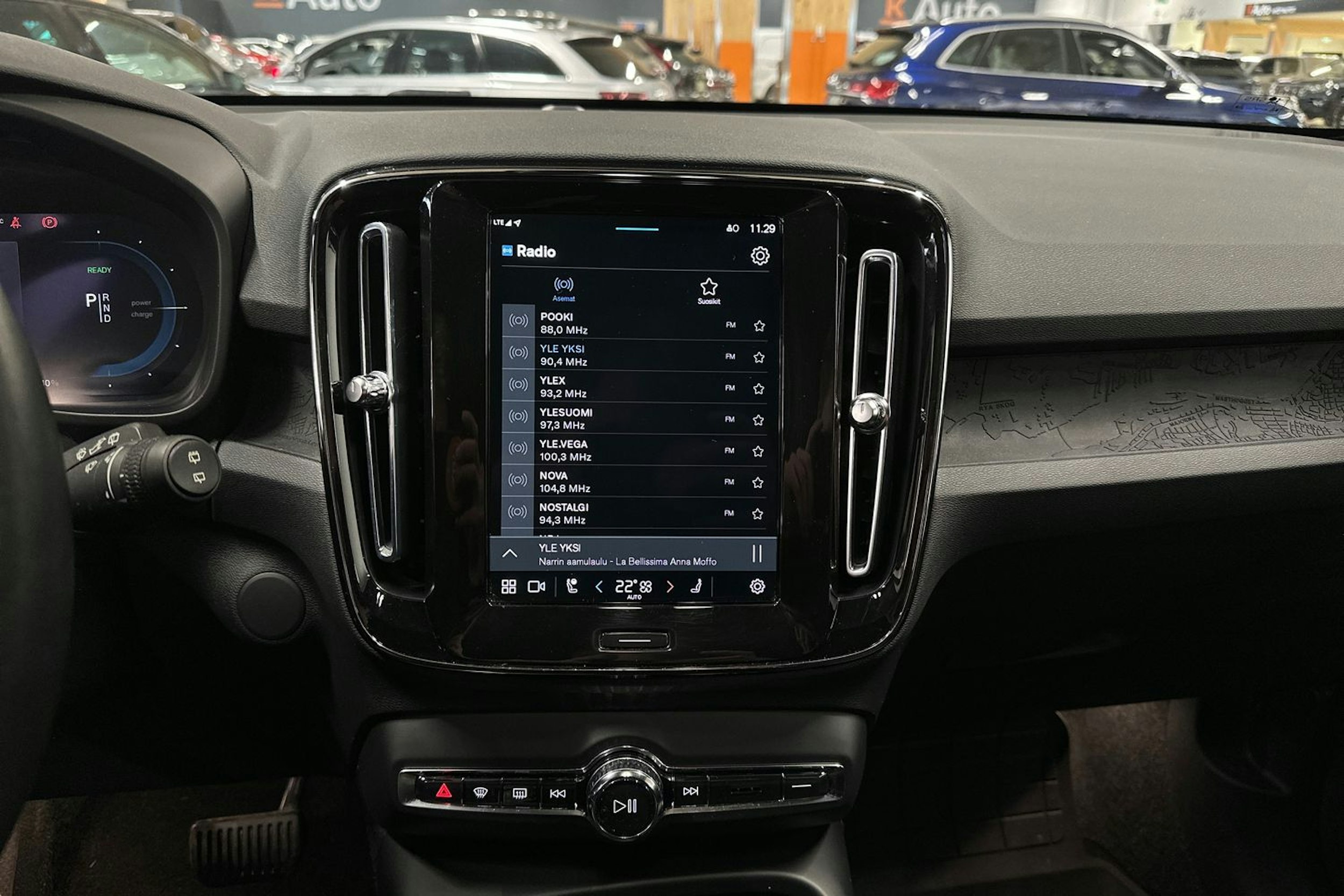 valkoinen Volvo XC40 2023 kuva 21.