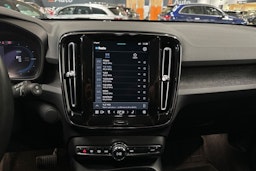 valkoinen Volvo XC40 2023 kuva 21.