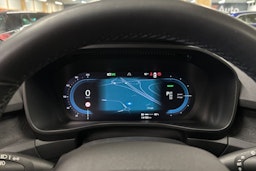 valkoinen Volvo XC40 2023 kuva 22.