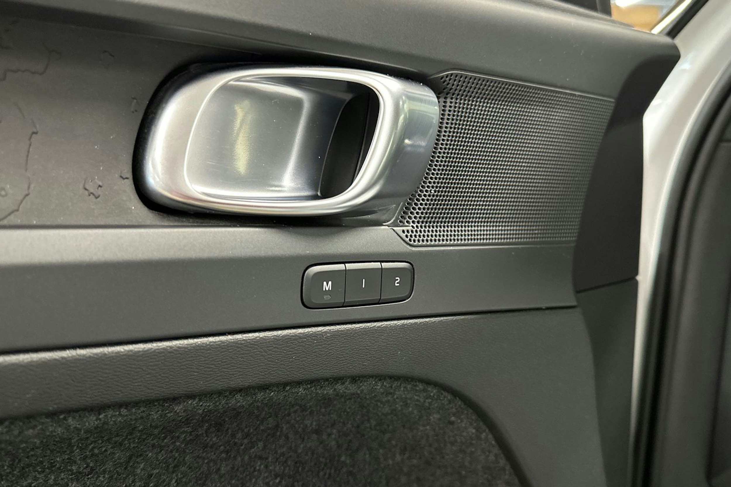 valkoinen Volvo XC40 2023 kuva 23.