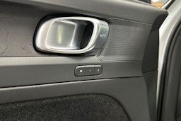 valkoinen Volvo XC40 2023 kuva 23.