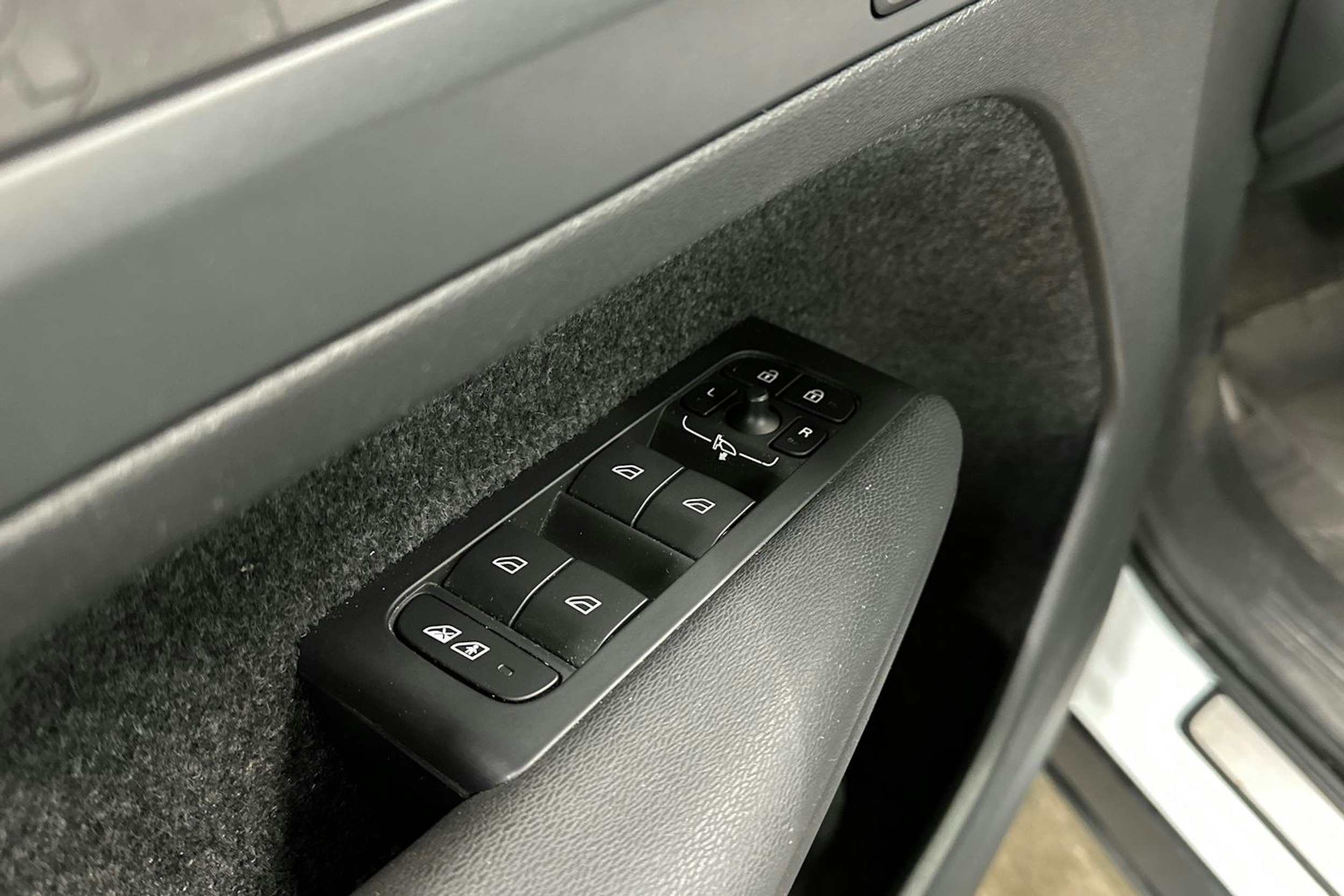 valkoinen Volvo XC40 2023 kuva 24.