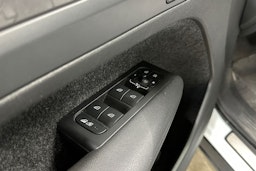 valkoinen Volvo XC40 2023 kuva 24.