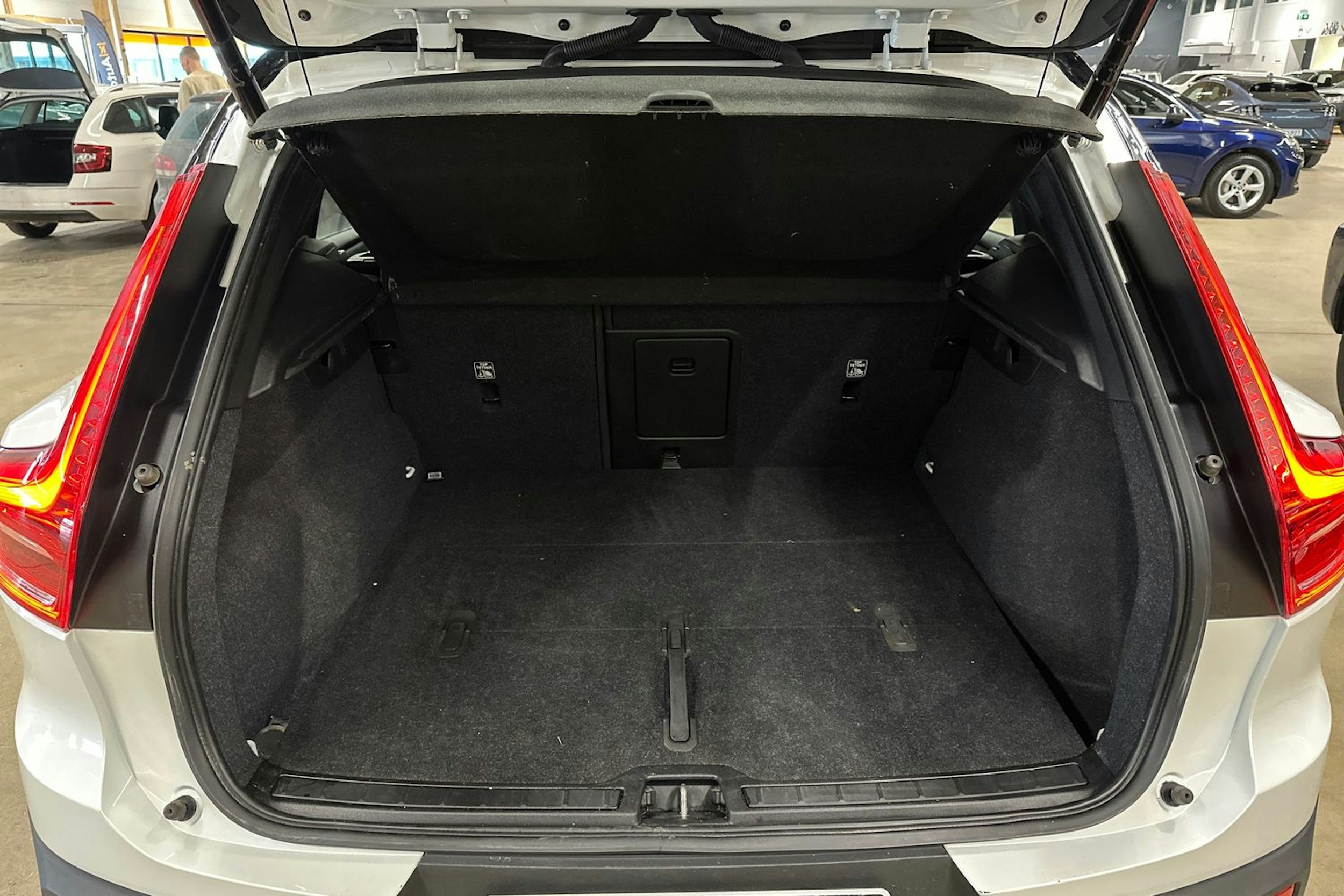 valkoinen Volvo XC40 2023 kuva 26.