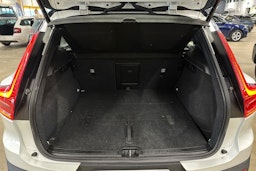 valkoinen Volvo XC40 2023 kuva 26.