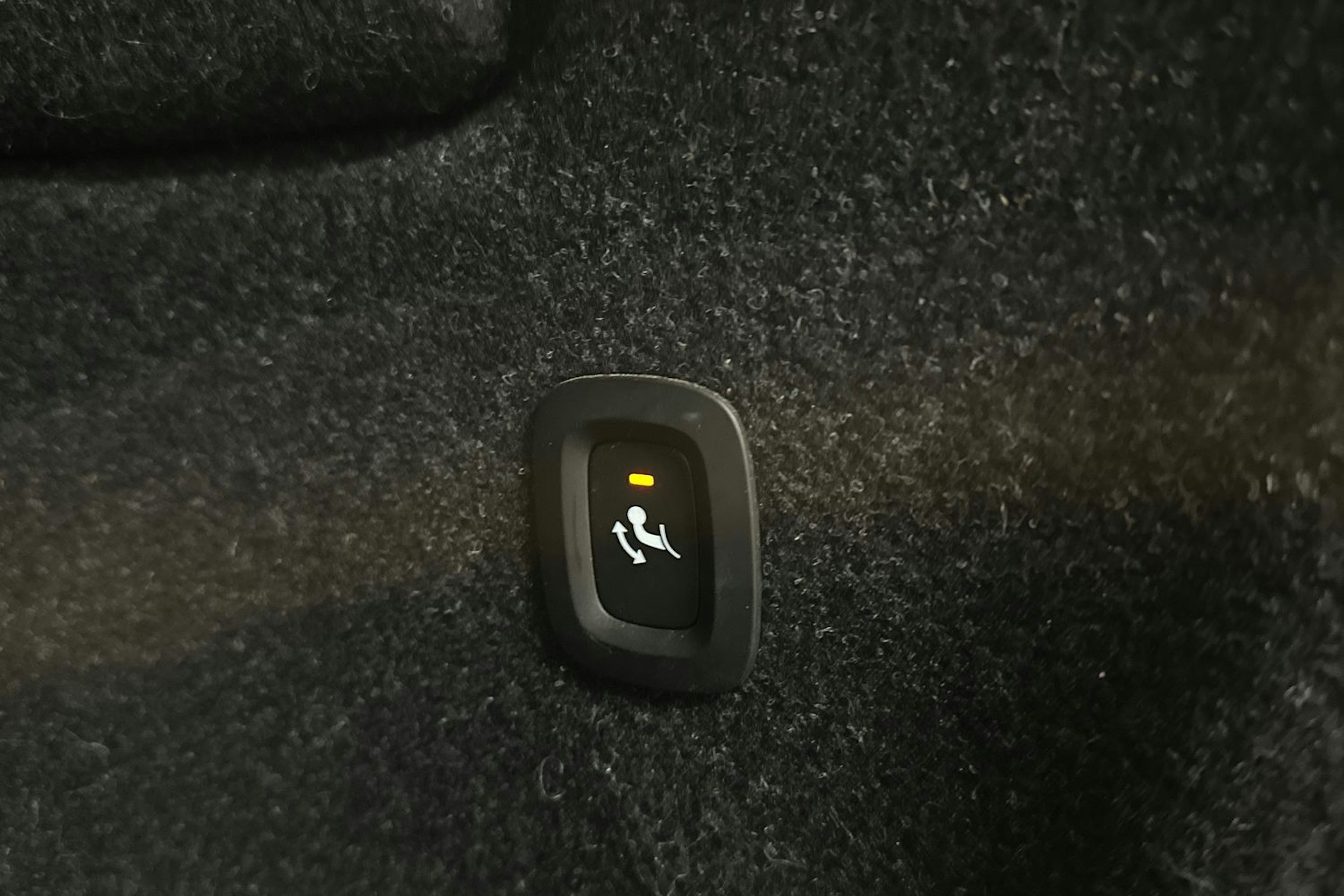 valkoinen Volvo XC40 2023 kuva 27.