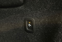 valkoinen Volvo XC40 2023 kuva 27.