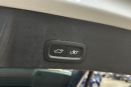 valkoinen Volvo XC40 2023 kuva 29.