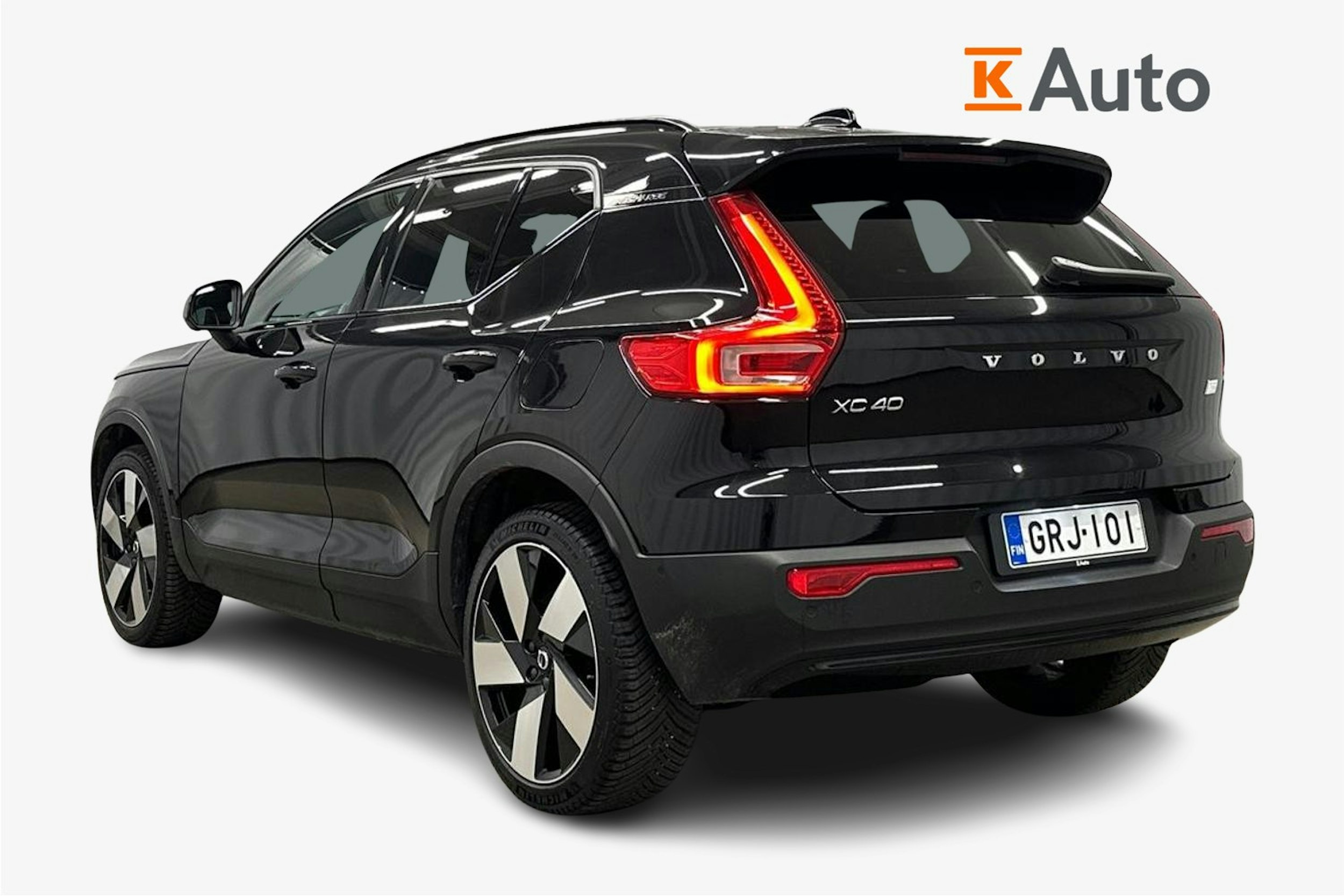 musta Volvo XC40 2023 kuva 2.